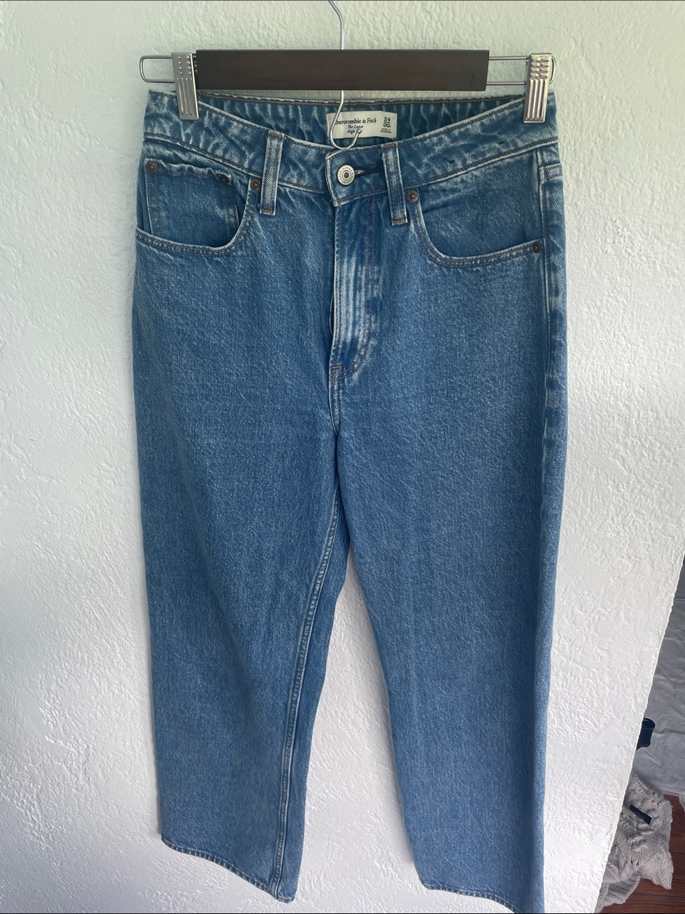 Abercrombie & Fitch NWOT  Blue Loose Curve Love High-Rise Straight Jeans 24